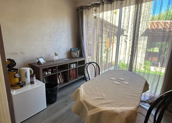 D'hotes De La Mure Bed & Breakfast 3*