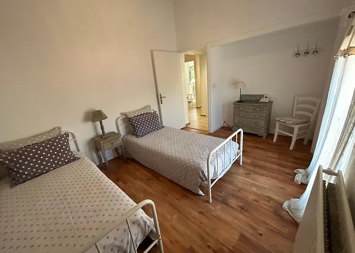 Alojamento de Acomodação e Pequeno-almoço D'hotes De La Mure 3*