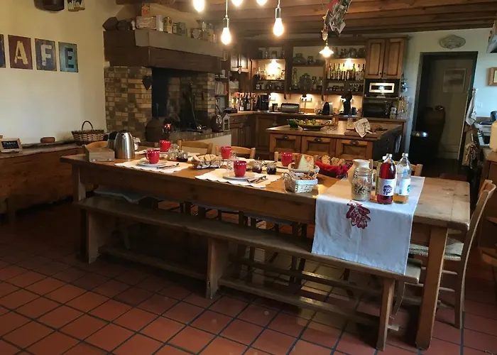 Alojamento de Acomodação e Pequeno-almoço D'hotes De La Mure 3*
